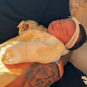 Muito parecida com Mavie, Mel também usou um look amarelo para receber a visita da irmã