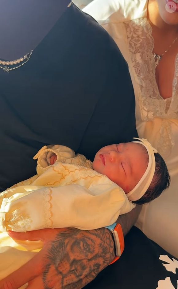 Muito parecida com Mavie, Mel também usou um look amarelo para receber a visita da irmã