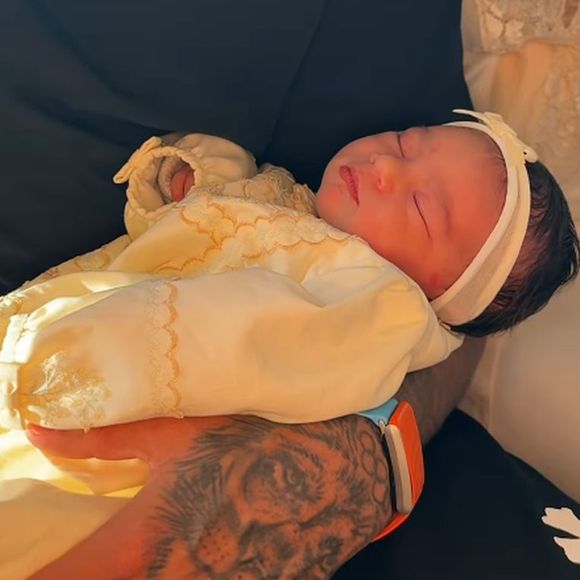 Muito parecida com Mavie, Mel também usou um look amarelo para receber a visita da irmã