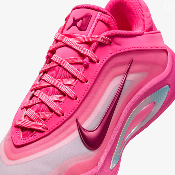 A Nike aposta no efeito 'farmar aura' e lança um tênis rosa que lembra as chuteiras mais comentadas da Copa do Mundo de 2026
