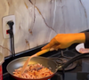 Enquanto isso, prepare na frigideira os acompanhamentos como bacon e bisteca, que vão dar um sabor extra ao preparo