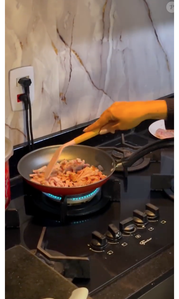 Enquanto isso, prepare na frigideira os acompanhamentos como bacon e bisteca, que vão dar um sabor extra ao preparo