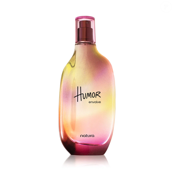 Com pera, maçã, pêssego, amora, rosa, jasmim, musk e sândalo, o Humor Envolve, da Natura, aposta em uma combinação frutada, floral e confortável. Segundo a marca, a fixação pode durar até 8 horas na pele