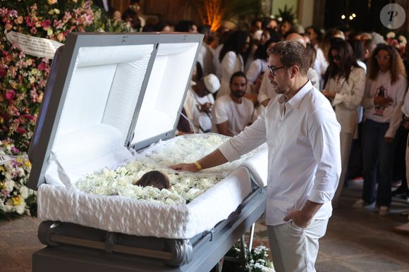 Com Preta Gil no caixão, o maquiador Fernando Torquato também se despediu da cantora, morta por complicações de câncer