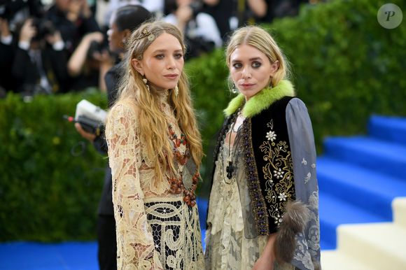 O estilo despojado das gêmeas, ícones do início dos anos 2000, voltou com tudo graças à tendência “indie sleaze”, que resgata visuais mais autênticos e menos produzidos — basta abrir o TikTok para encontrar tutoriais que reproduzem seus famosos cachos desalinhados.