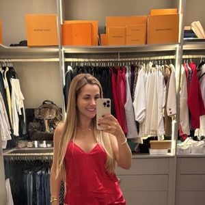 Além do corpo, Deolane Bezerra também está com um rosto diferente e mais natural