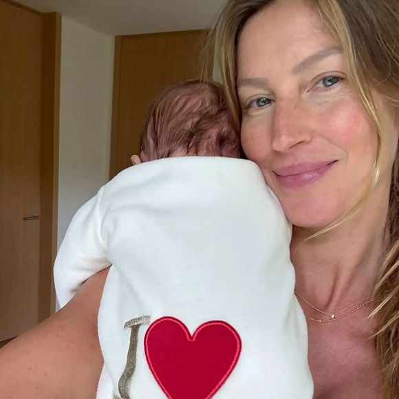 Gisele Bündchen celebrou a chegada de seu terceiro filho, o primeiro com o namorado Joaquim Valente. O bebê nasceu em fevereiro de 2025