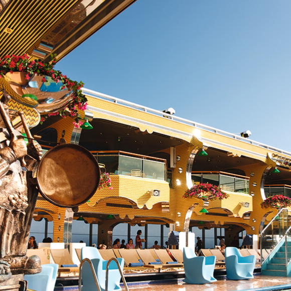 O cruzeiro Além do Horizonte é extremamente luxuoso - na foto, a vista da área externa do navio de Roberto Carlos.