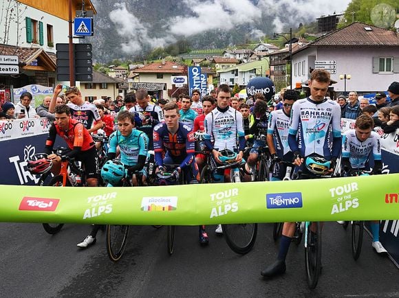 San Lorenzo Dorsino, Itália: ciclistas faz um minuto de silêncio pela morte do Papa Francisco antes de competição
