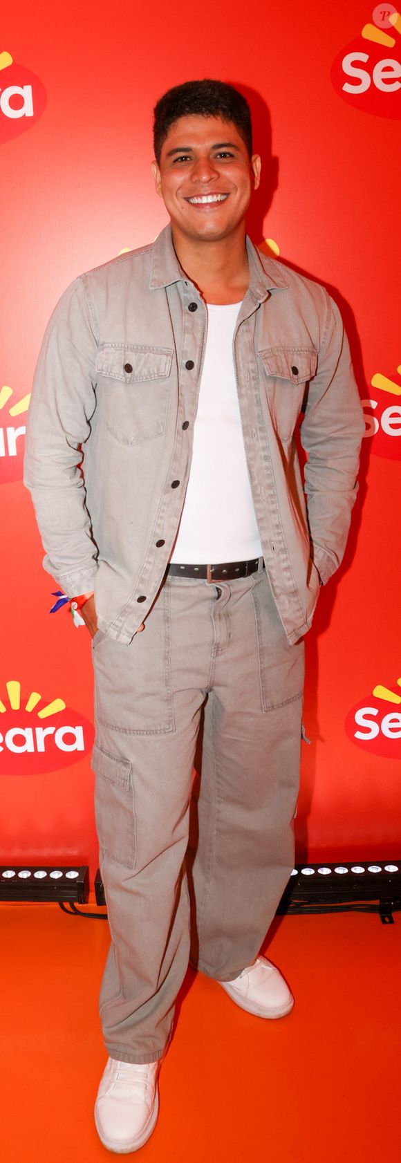 The Town 2025: ex-BBB Guilherme Villar apostou em um look monocromático com camiseta branca simples