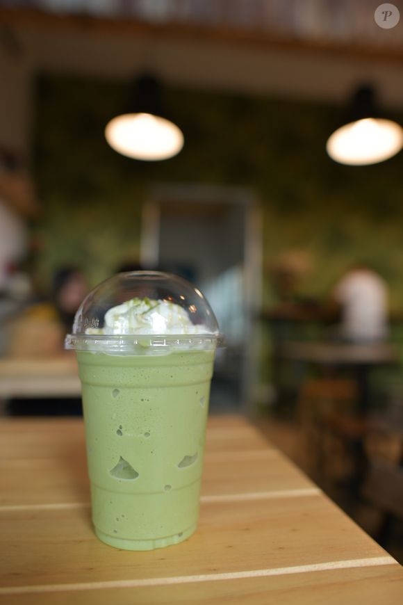 Matcha, o famoso chá verde japonês em pó que muita gente conhecia apenas por causa dos lattes “moderninhos” das cafeterias