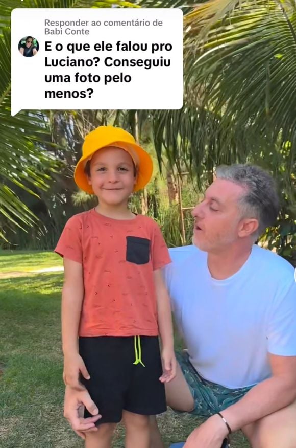 O mais legal nisso tudo foi que João também conseguiu uma foto com Luciano Huck.