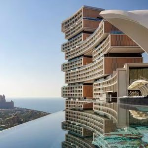 Hotel conta com faixa de praia privativa e piscina de borda infinita