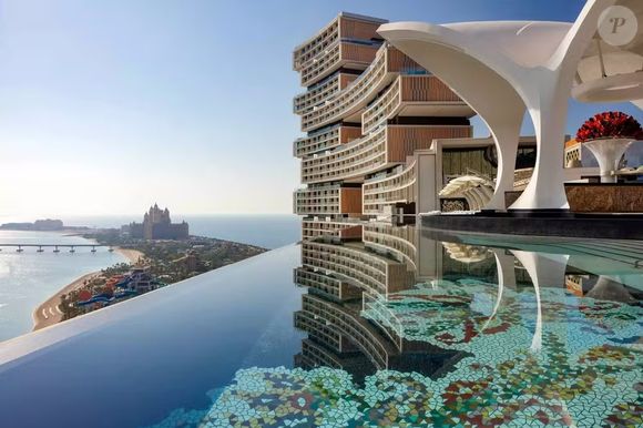 Hotel conta com faixa de praia privativa e piscina de borda infinita