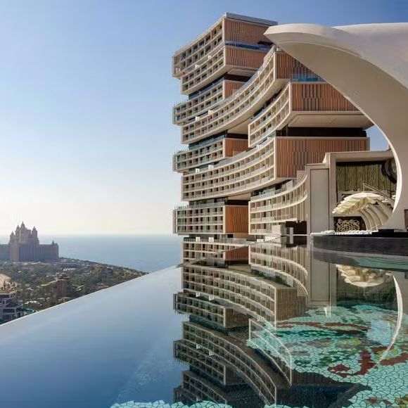 Hotel conta com faixa de praia privativa e piscina de borda infinita