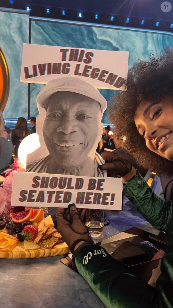 Esperanza Spalding se sentou na mesa da premiação com uma placa que trazia a foto de Milton Nascimento e os dizeres ‘Essa lenda viva deveria estar sentada aqui’