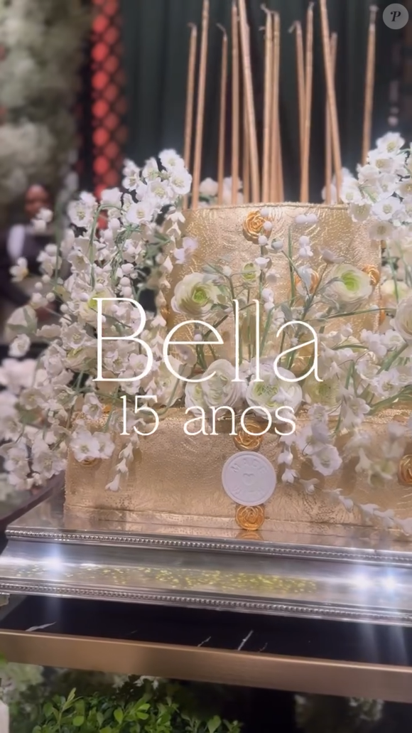 Festa de 15 anos de Isabella Celico Leite contou com bolo decorado com flores brancas e detalhes florais dourados