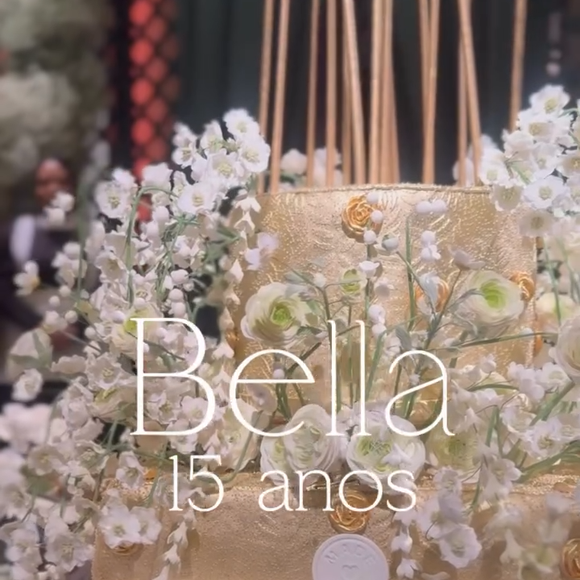 Festa de 15 anos de Isabella Celico Leite contou com bolo decorado com flores brancas e detalhes florais dourados