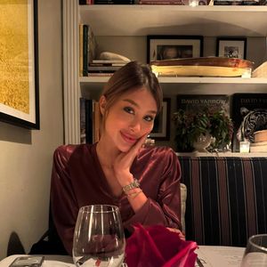 Esther Marques entra para a história ao se tornar a primeira brasileira a usar um vestido de noiva assinado pela Maison Alaïa em um casamento de luxo que já movimenta os bastidores da moda