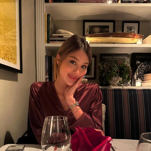 Esther Marques entra para a história ao se tornar a primeira brasileira a usar um vestido de noiva assinado pela Maison Alaïa em um casamento de luxo que já movimenta os bastidores da moda