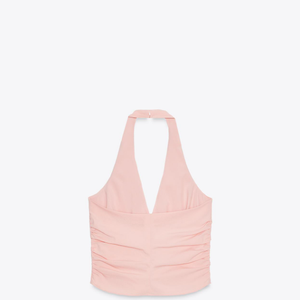 Top com frente única e detalhe franzido nas laterais da Zara é boa aposta para as fashionistas, com muitos detalhes de moda para o Outono 2026. Ele tem a frente com botões, adicionando um toque de romantismo ao look.