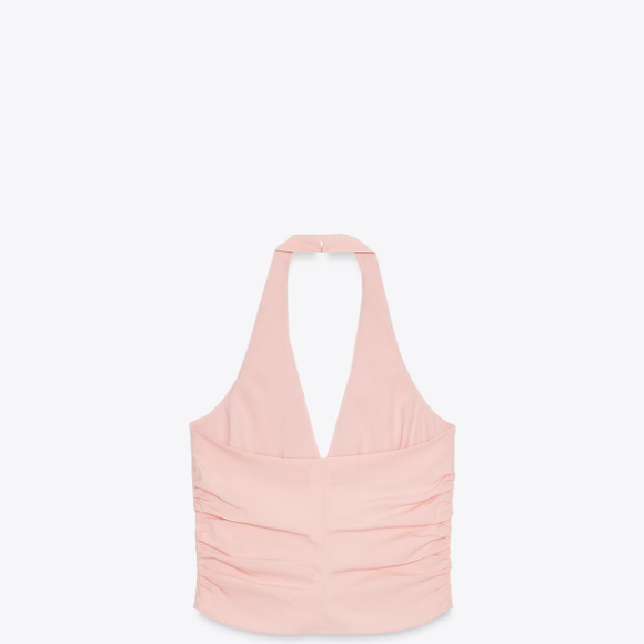 Top com frente única e detalhe franzido nas laterais da Zara é boa aposta para as fashionistas, com muitos detalhes de moda para o Outono 2026. Ele tem a frente com botões, adicionando um toque de romantismo ao look.