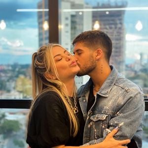 Durante interações com fãs, Poliana Rocha foi questionada se teria alguma influência nas atitudes de Zé Felipe