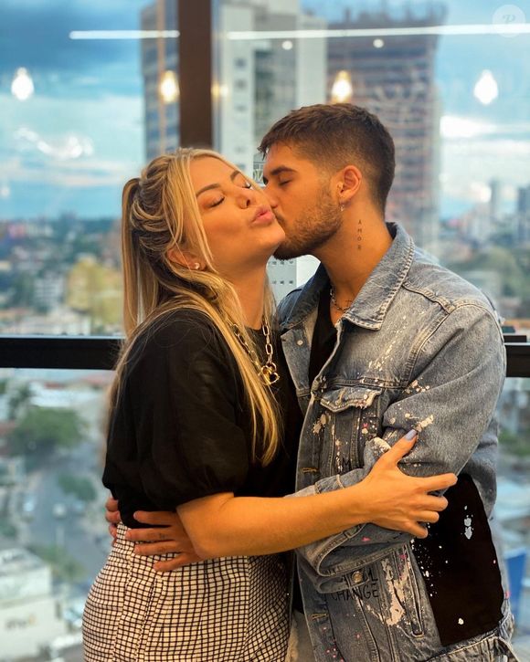 Durante interações com fãs, Poliana Rocha foi questionada se teria alguma influência nas atitudes de Zé Felipe