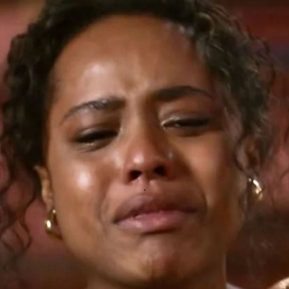 Beatriz (Duda Santos) se decepciona com Clarice (Carol Castro) após a mãe apoiar o casamento de Beto (Pedro Novaes) e Bia (Maísa) na novela Garota do Momento