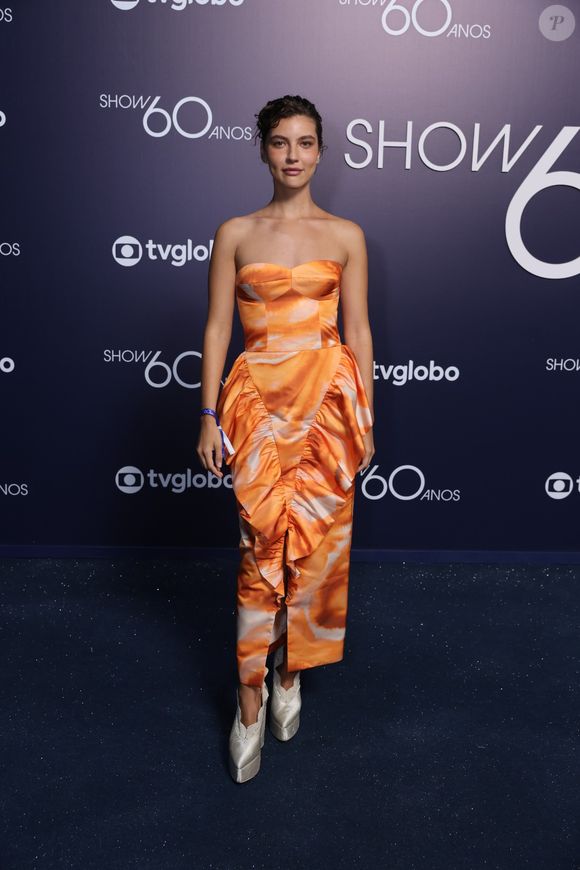 Alanis Guillen escolheu um macacão diferentão, repleto de cores e esbanjou beleza no blue carpet da TV Globo