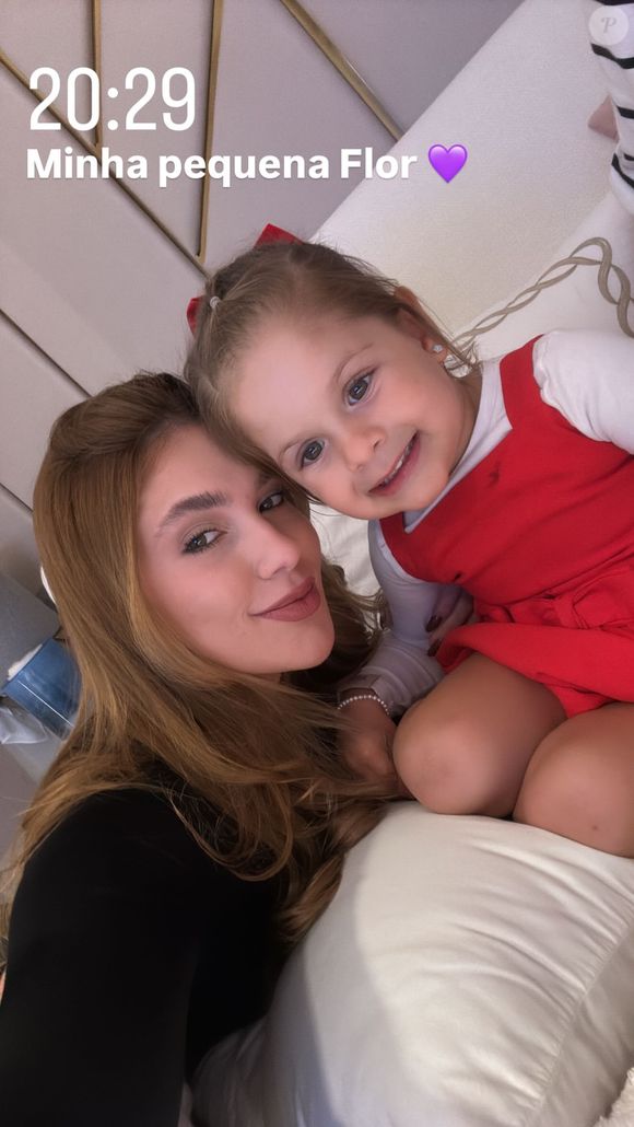 Virginia Fonseca posou toda arrumada ao lado de Maria Flor e afirmou que ia sair para jantar