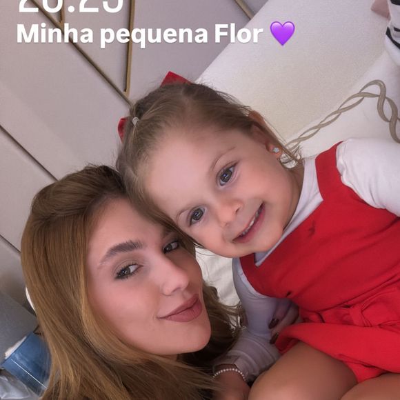 Virginia Fonseca posou toda arrumada ao lado de Maria Flor e afirmou que ia sair para jantar