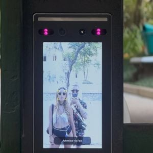 Lucas Lima, segundo o Portal Leo Dias, ganhou ‘passe livre’ da nova namorada, Nina Forlin, e beijou uma outra foliã