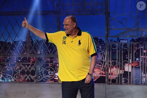 Oscar Schmidt: ‘Pedi pra sair depois da primeira [aula]. A mulher fica se esfregando em mim, eu falei: 'Tá de brincadeira, né?'. Pô, a minha mulher tava ali, sentada, vendo nosso treino’