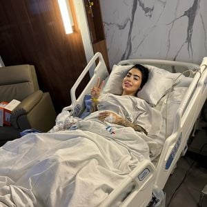 MC Mirella realizou uma mastopexia com cicatriz em T reverso, lipoaspiração e lipoenxertia glútea