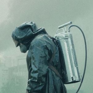 Minissérie 'Chernobyl' reconstrói o maior desastre nuclear da história, expondo falhas humanas, decisões políticas e as consequências devastadoras da explosão na usina soviética