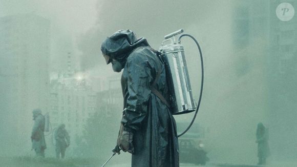 Minissérie 'Chernobyl' reconstrói o maior desastre nuclear da história, expondo falhas humanas, decisões políticas e as consequências devastadoras da explosão na usina soviética