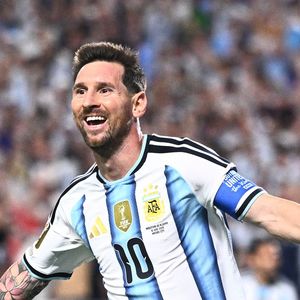 Antes de brilhar pela Argentina e quebrar recordes em Copas, Messi precisou seguir uma rotina diária de aplicações hormonais. Entenda o que aconteceu