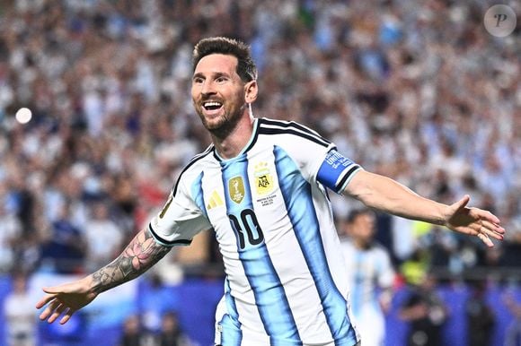 Antes de brilhar pela Argentina e quebrar recordes em Copas, Messi precisou seguir uma rotina diária de aplicações hormonais. Entenda o que aconteceu