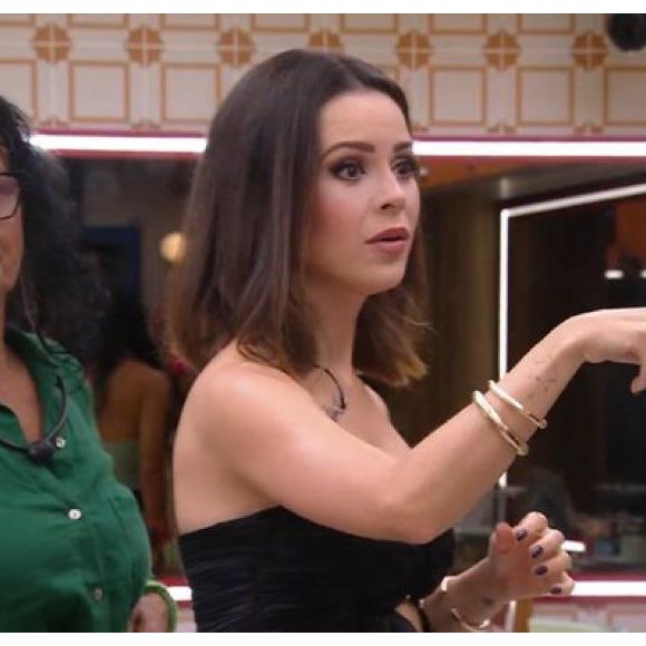 Sandy em momento de descontração entre os participantes antes do show no BBB 25.