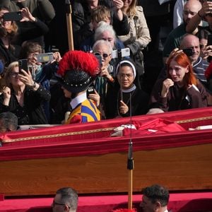 Sepultamento do Papa Francisco ocorre após 3 dias de velório em 26 de abril de 2025