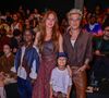 Giovanna Ewbank, Bruno Gagliasso e os filhos Bless e Zyan prestigiaram Titi em sua grande estreia nas passarelas