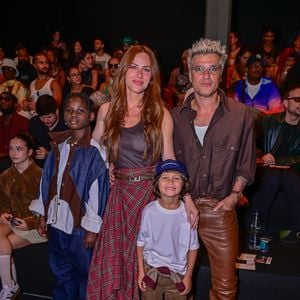 Giovanna Ewbank, Bruno Gagliasso e os filhos Bless e Zyan prestigiaram Titi em sua grande estreia nas passarelas