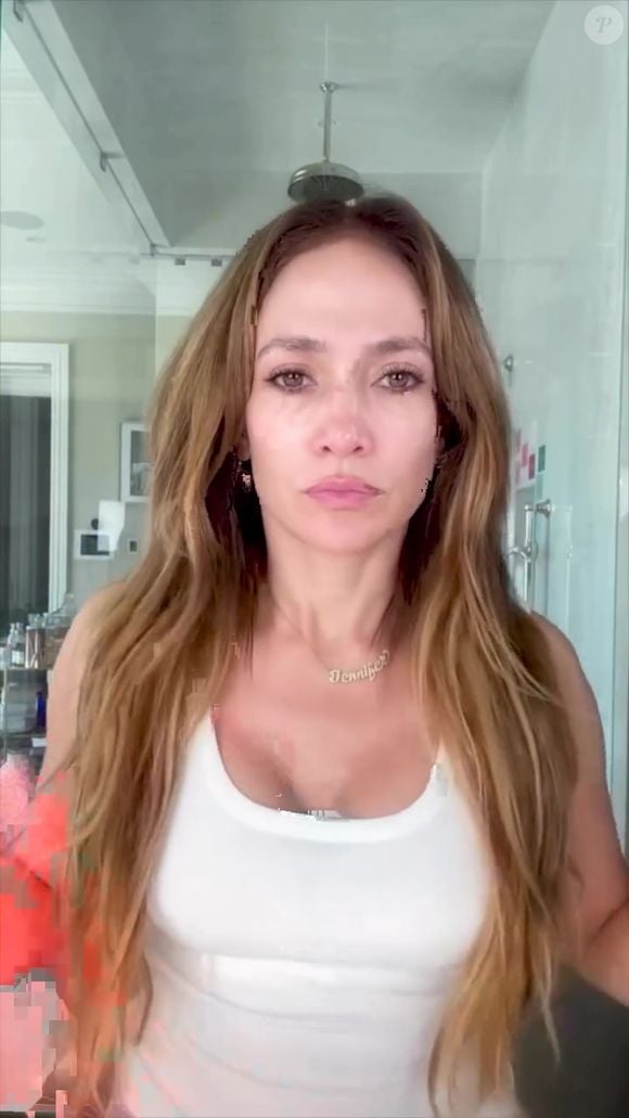 Aos 56 anos, Jennifer Lopez apareceu de cara limpa em vídeo e impressionou fãs com a beleza natural