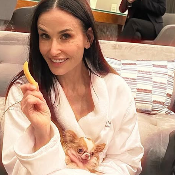 Nada de champagne! Demi Moore escolhe batata frita para superar o Oscar 2025
