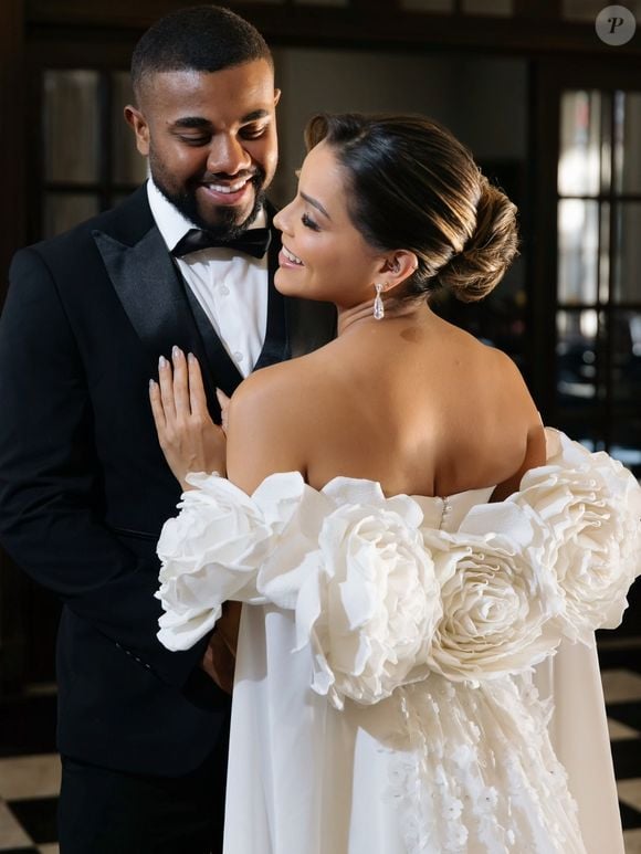 Os looks de Davi Brito e Emilly Araújo para o ensaio pré-wedding foram assinados pelo estilista baiano Elcimar Badu, responsável pelas criações do casal