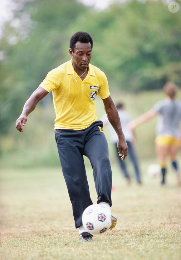 Pelé marcou época com a camisa da Seleção Brasileira e continua sendo referência para craques da atualidade, como Mbappé