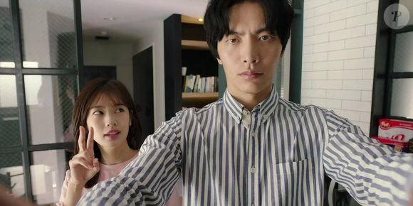 Então, com o avanço da história, os dois se envolvem em um romance maduro e cheio de cicatrizes