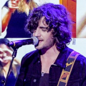 Fiuk surpreendeu publicar uma campanha publicitária para uma empresa de transporte que soou como uma provocação ao pai. No vídeo, ele abre a porta de casa como se fosse receber Fábio Jr., mas quem “entra” é sua guitarra