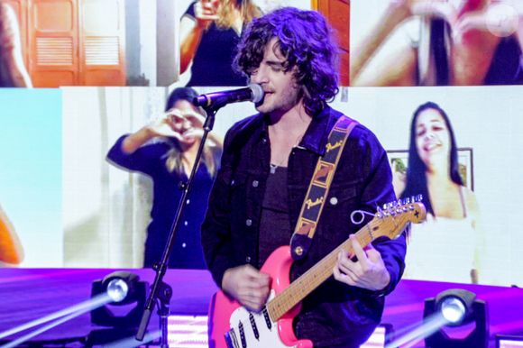 Fiuk surpreendeu publicar uma campanha publicitária para uma empresa de transporte que soou como uma provocação ao pai. No vídeo, ele abre a porta de casa como se fosse receber Fábio Jr., mas quem “entra” é sua guitarra